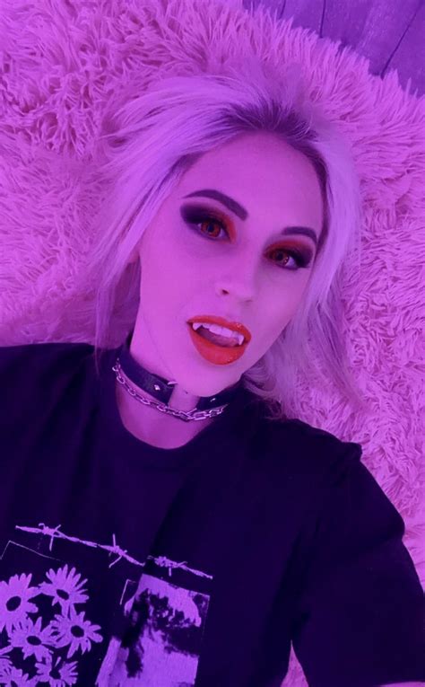 Rhilever On Twitter Live 🔴 Vampire Mommy Takes Deadly Pictures