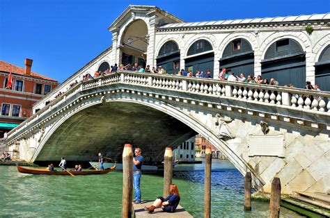 Rialto Bridge In Venice Italy Encircle Photos