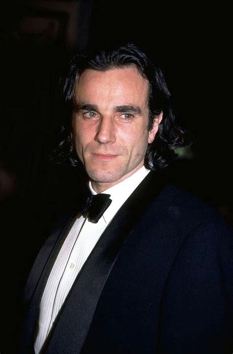 Here, we look back at some of the strangest things he has done in the name of his craft. Daniel Day-Lewis | Actores, Hermosa, Artistas