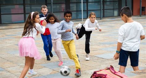 Feliz Entre Niñas Y Niños Jugando Fútbol En El Patio De La Escuela