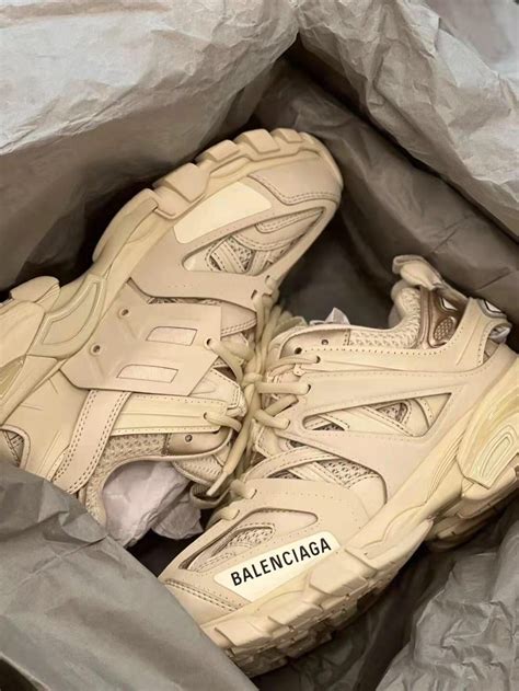 Typical Balenciaga sneakers. Put on these with a cute skirt! Chic girl 