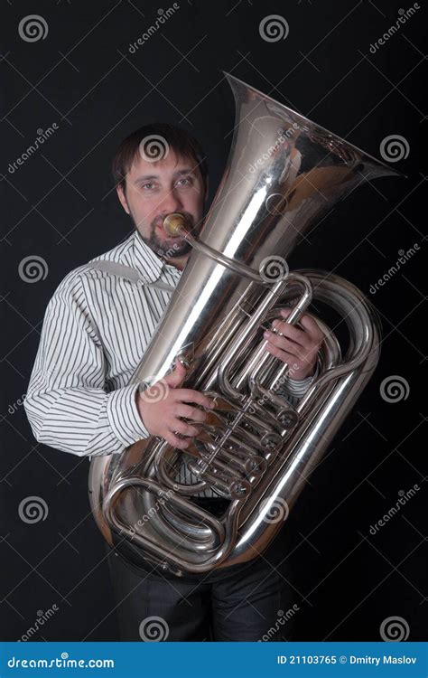 Mann Der Einen Tuba Spielt Stockbild Bild Von Schönheit Mann 21103765