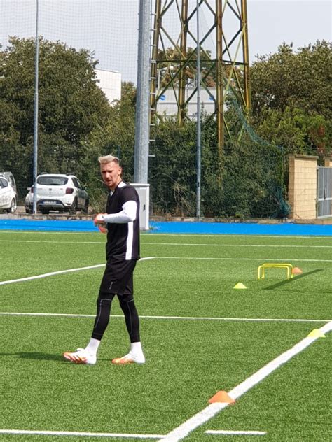 Ionut radu plays the position goalkeeper, is 24 years old and 186cm tall, weights kg. Il portiere dell'Inter Ionut Radu si allena al campo della ...