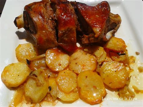 4 paletillas de cordero 4 dientes de ajo un manojo de perejil sal 4 patatas media cebolla aceite de oliva 1 vasito de vino blanco. PALETILLA DE CORDERO AL HORNO