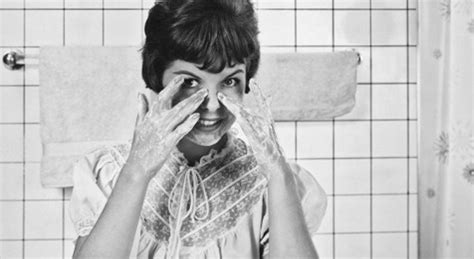 5 Common Mistakes Women Make When Washing Their Face