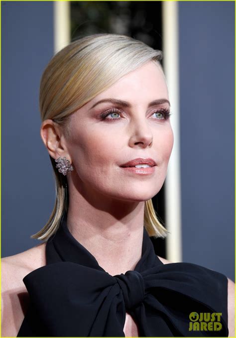 Photo Charlize Theron Is A Beauty On Golden Globes Red Carpet