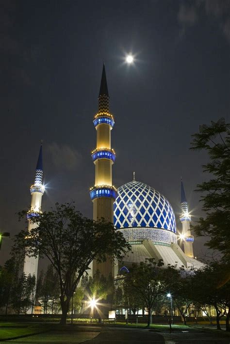 As a matter of fact, it is the most visible landmark in the city that puts shah alam on the international tourist' map. Pin by Umme Mohammad on Beautiful Masjid | Mosque ...