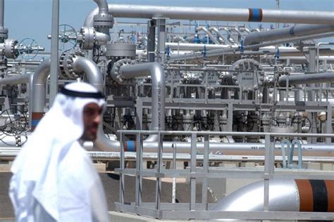 السعودية تخفض أسعار النفط الخفيف لآسيا