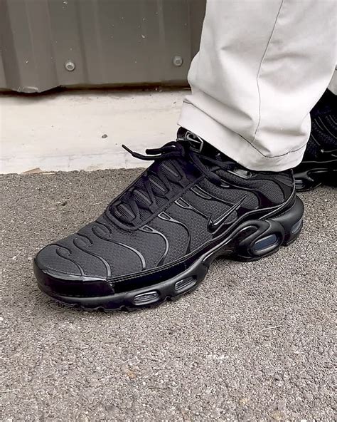 Nike Air Max Plus Triple Black 素晴らしい品質 Swimmainjp