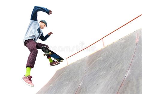 Le Planchiste Dadolescent Dans Le Chapeau Fait Un Tour Avec Un Saut