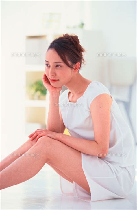 白い部屋着で床に座った女性[21007004066]の写真素材・イラスト素材｜アマナイメージズ