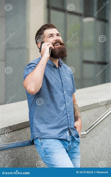 Un Hombre Alegre Habla En Un Smartphone Afuera Hombre Habla En El