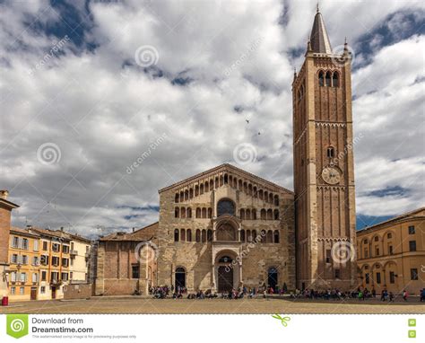 From the train station it is an easy walk into the historic city center. Catedral de Parma foto de archivo editorial. Imagen de ...