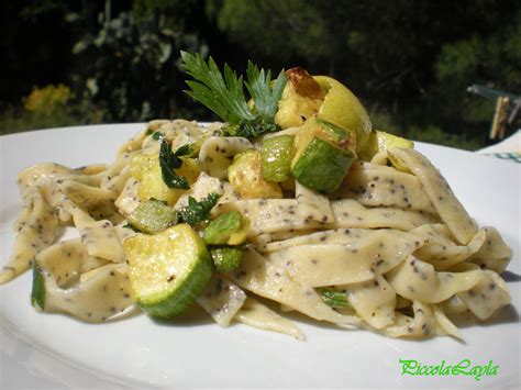 3 uova 100 gr di zucchero 200 gr farina 11 gr lievito 140 gr di burro 2 limoni non trattati (grandi) 1 cucchiaio di semi di papavero. Fettuccine ai semi di papavero con Zucchine e Limone ...