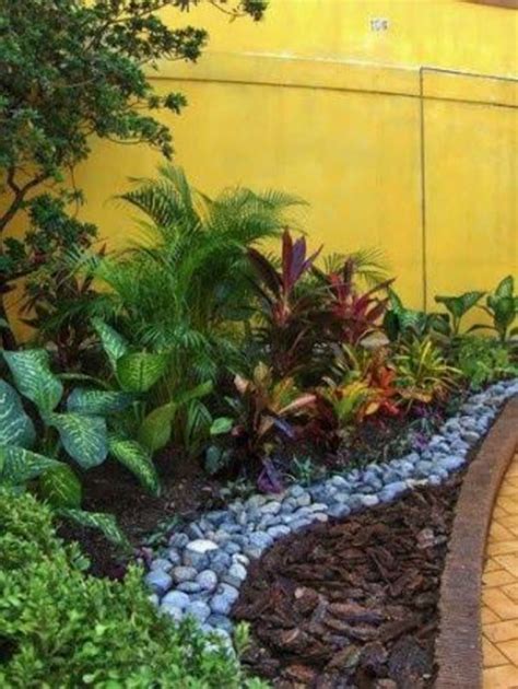 Outstanding 35 Amazing Tropical Landscaping Ideas To Make Beautiful