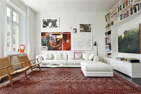 Wandbilder hinter das Sofa richtig aufhängen