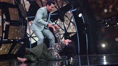 Indian Idol 11 Omg Aditya Narayan Drops Neha Kakkar On The Stage Iwmbuzz