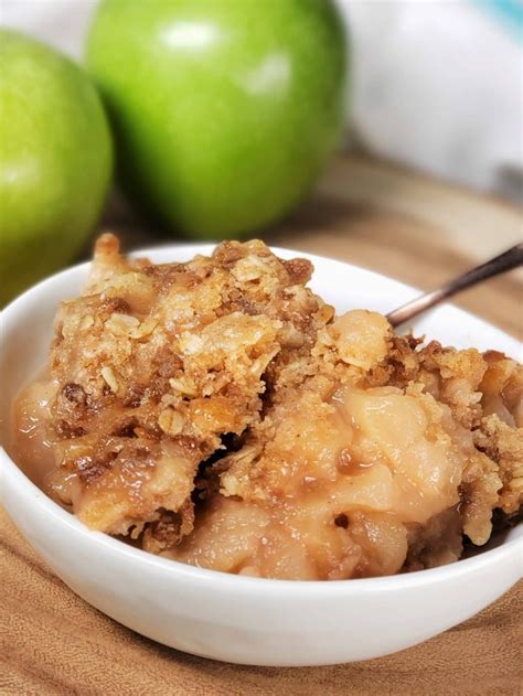 Mix the flour, oats, cinnamon, nutmeg and pecan together in a medium sized bowl. Apple Crisp (Instant Pot) | Apple crisp recipes, Crisp ...