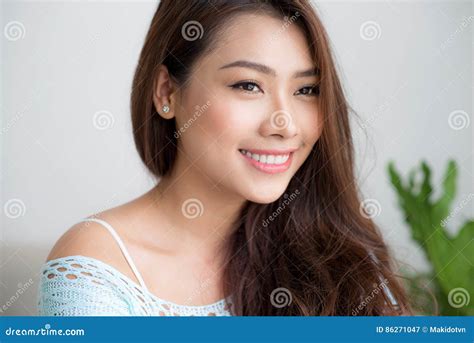 Het Glimlachen Het Mooie Aziatische Vrouw Ontspannen In De