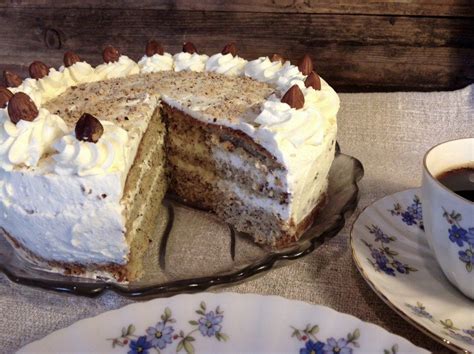 Ob obstkuchen jeder art, saftige rührkuchen, einfache „oma kuchen„, raffinierte tartes oder auch mal eine kleine torte. Eine wunderbare Nusstorte, locker und einfach nachzubacken ...