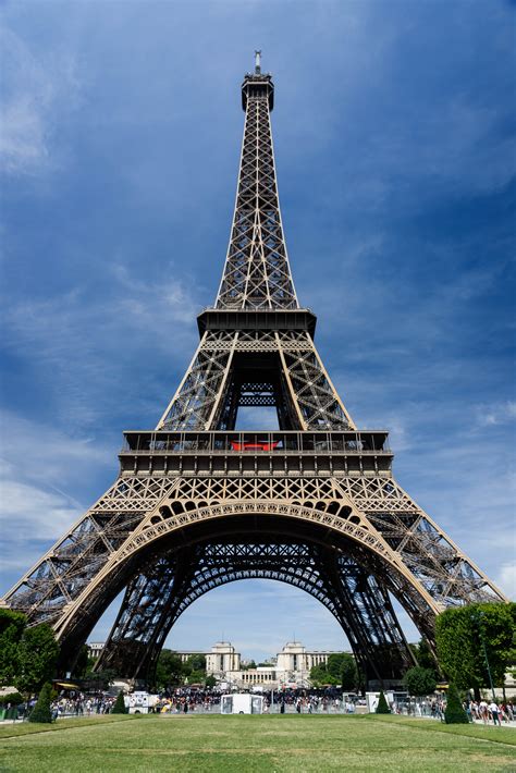 Filethe Eiffel Tower From The Champs De Mars Paris 29