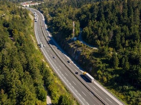 Hitra cesta is something like an expressway? ZAPRTA BO TA PRIMORSKA HITRA CESTA! Merili bodo moč vetra