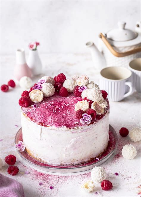 Kokosraspel und milch zum teig geben und gut verrühren. Himbeer-Raffaello-Torte ohne Gelatine - Emma's ...