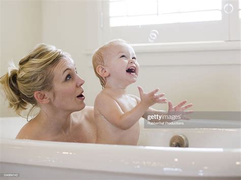 Mère Et Bébé Prenant Un Bain Moussant Photo Getty Images