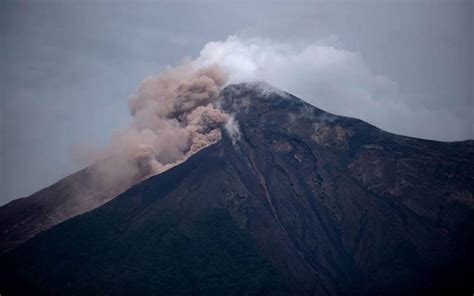 Volc N De Guatemala Sigue Con Explosiones Y Alertan De Flujos