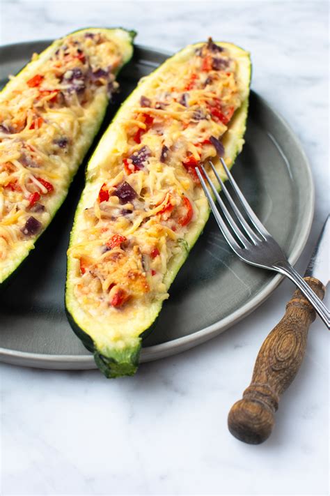 Gevulde courgette met zalm ui paprika en kruidenroomkaas