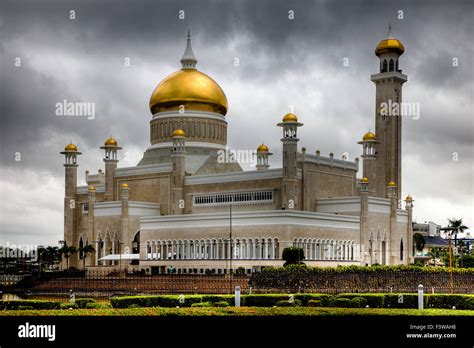 Sultan Omar Ali Saifuddin Mosque Stock Photo Alamy