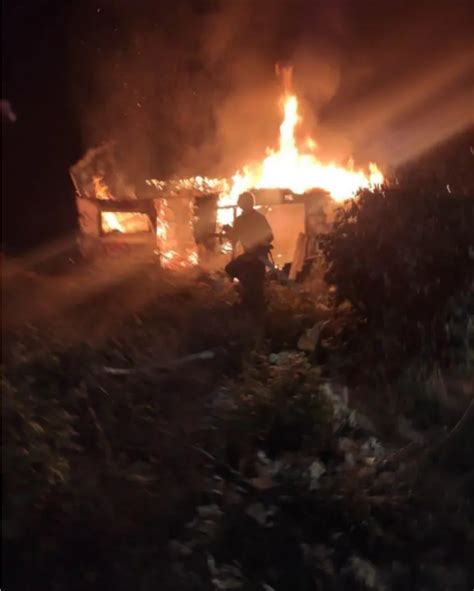 FOTO Pompierii mureșeni s au luptat cu flăcările luni noaptea Mai multe gospodării cuprinse