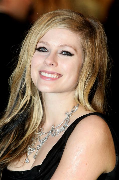 13 times avril lavigne s hair was the ultimate in pop punk spiration — photos