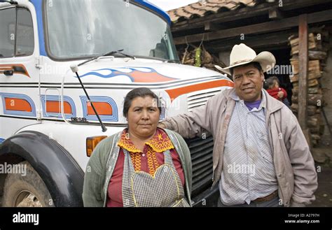 GUATEMALA CAPELLANIA Indígenas Maya Quiché el hombre y la mujer representan orgullosamente