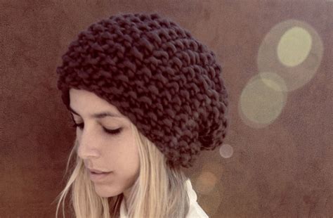 Gorro de 4 trenzas horizontales; Kit de costura para tejer tu gorro de lana | Regalador.com