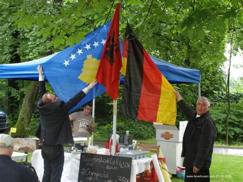 Solche dialogen hört man häufig in deutschland. Leverkusen, Bild: Flaggen vom Kosovo, Albanien und Deutschland