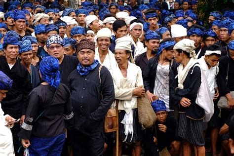 Tradisi Unik Jalan Kaki Ratusan Meter Suku Baduy