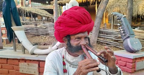 Udipur News यह कलाकर 82 साल की उम्र में भी नाक से बजाता है वाद्य यंत्र