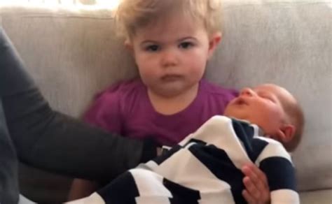 Le Presentan A Su Hermano Menor Y Su Reacción Se Vuelve Viral Video