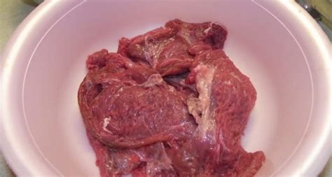 Utilizar esta olla a modo de vaporera puede tomar más tiempo que el método de la estufa, pero alivia el tráfico. Cómo cocinar carne al vapor en una olla de cocción lenta.