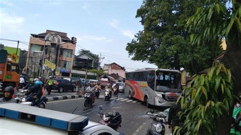 Hasil identifikasi korban kecelakaan meninggal. Kecelakaan Bus Mira di Kartasura, 3 Orang Terluka termasuk ...