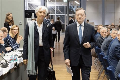 Your complete guide to mario draghi, including news, articles, pictures, and videos. Erleichtert Mario Draghi Frau Lagarde den Start?