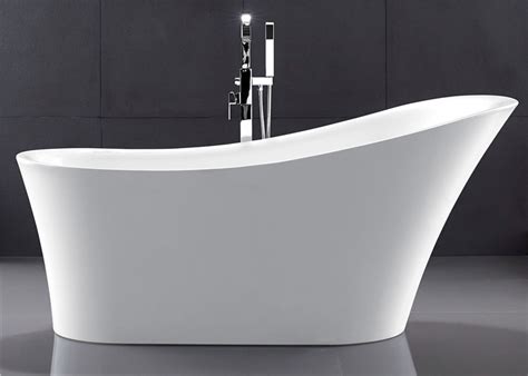 Space Saving Acrylic Pedestal Tub Freestanding Oval Tub In Small Space