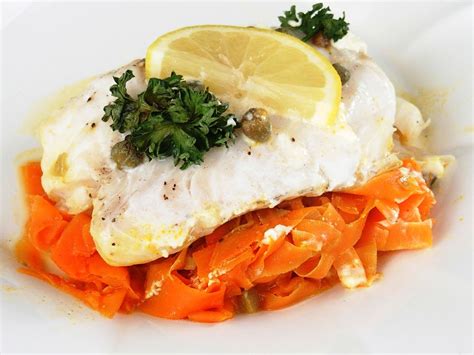 Filets de cabillaud en papillote sur julienne de carottes