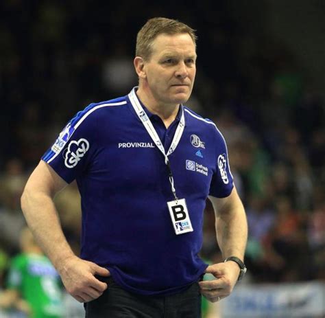 Kiels spieler feiern mit der meisterschale. Handball-Meister THW Kiel startet in die Saison ...