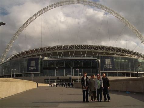 Odbył się tu pierwszy w historii poza terytorium ameryki północnej oficjalny mecz amerykańskiej ligi futbolowej nfl. Outside Wembley Stadium 2007 | Flickr - Photo Sharing!
