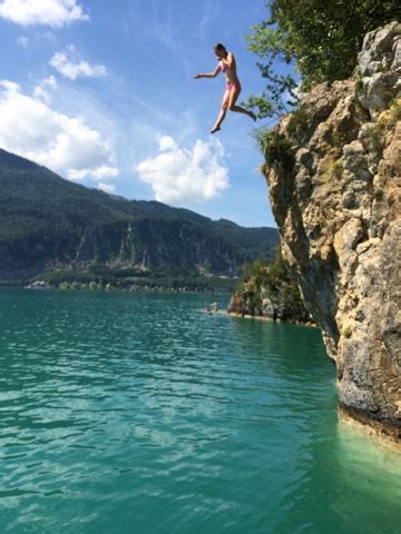 Klippenspringen ist eine sportart, bei der die sportler von felsklippen aus über zehn metern höhe in gewässer springen. SUP-Touren in and round Austria: Tag 4 - Wolfgangsee