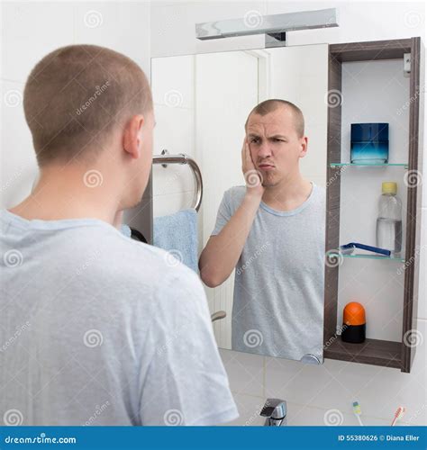 宿酒概念 看镜子的疲乏的人在卫生间里 库存照片 图片 包括有 题头 头疼 表面 关心 宿酒 健康 55380626