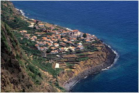 Jardim do mar (portuguese for garden of the sea) is a civil parish in the western part of the municipality of calheta in the portuguese island of madeira. Madeira. Blick von der Steilküste bei Prazeres auf den Ort ...