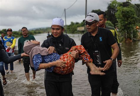 Ebit lew isn't your average ustaz—he's also an entrepreneur, philanthropist, & celebrity. "Ada Bot Tahan Minta Bantuan", Dalam Perjalanan Ke Kg ...